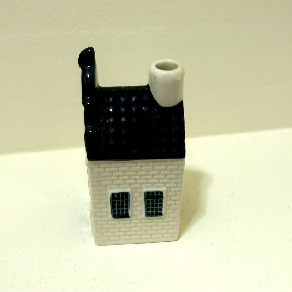 Canel house Blue Delft's # 21 KLM by BOLS AMSTERDAM
Ceramic Empty Bottle. - Picture 2 of 4